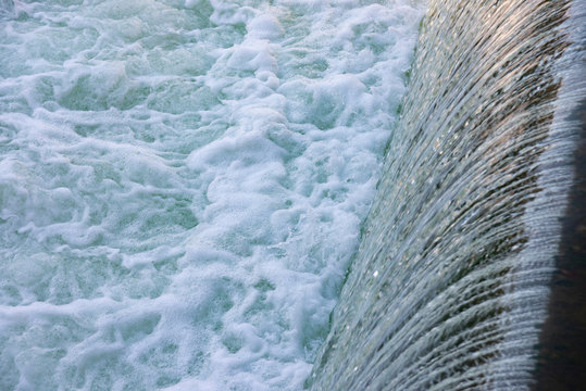 cascade d'une rivi&egrave;re. Eau bouillante avec de l'&eacute;cume. waterfall of a river. Boiling water with foam.