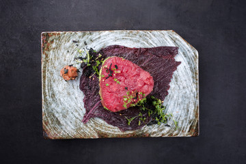 Gourmet Fisch Tartar roh vom Thunfisch Filet mit gehackten Avocado, Umebashi und japanische...