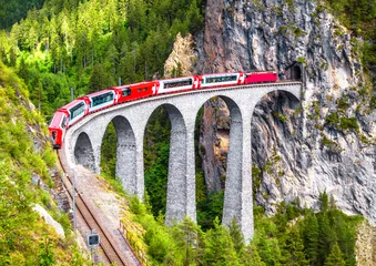 Photo sur Plexiglas Viaduc de Landwasser Viaduc de Landwasser à Filisur, Suisse. C& 39 est l& 39 emblème des Alpes suisses. Train Bernina Express sur pont de chemin de fer dans les montagnes. Vue panoramique aérienne du célèbre chemin de fer.