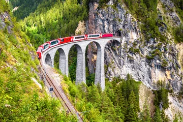 Papier Peint photo Viaduc de Landwasser Train rouge du Bernina Express sur le viaduc de Landwasser en été, Suisse. C& 39 est l& 39 emblème des Alpes suisses.