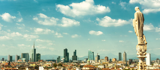 Fototapeta premium Panoramę Mediolanu z nowoczesnymi drapaczami chmur w dzielnicy biznesowej Porto Nuovo we Włoszech. Panoramiczny widok z dachu katedry w Mediolanie (Duomo di Milano).
