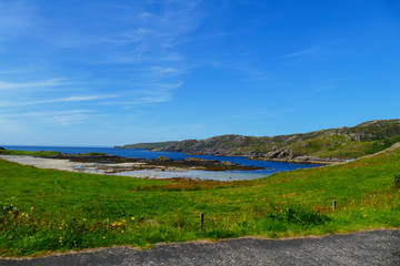 Fototapeta na wymiar Blick über die Scourie Bucht in Schottland, in der Nähe von Ullapool