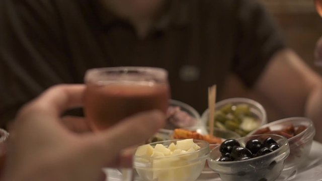 Reuni&oacute;n de amigos brindando con copas de vino celebraci&oacute;n HD
