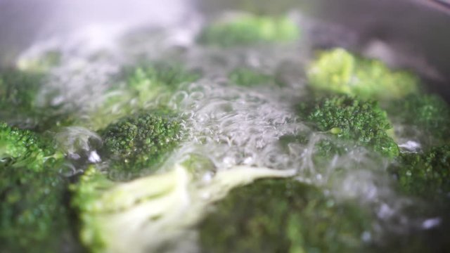 Cociendo brocoli en una olla plano detalle 4K