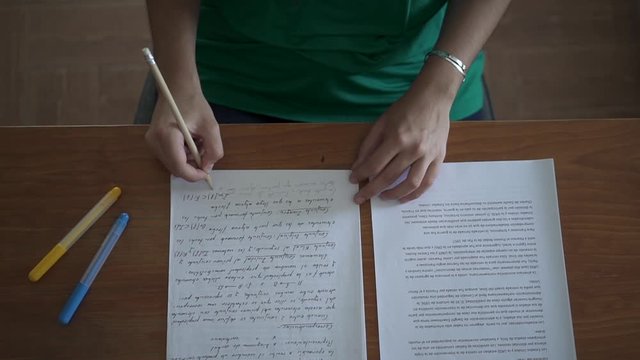 Persona escribiendo a mano texto largo en papel con l&aacute;piz HD