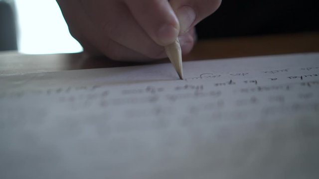 Mano escribiendo texto largo en papel con l&aacute;piz HD