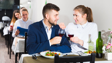 Romantic couple is having dinner in the restaurante