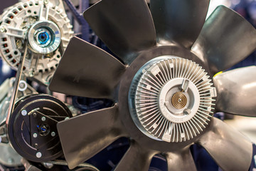 internal combustion engine power plant with airscrew for airflow and air cooling and elektric...