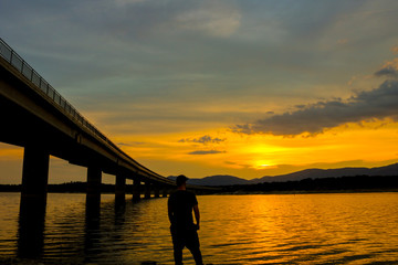 chico atardecer