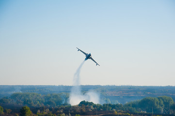 Obraz premium Firefighter airplane extinguishes a forest fire