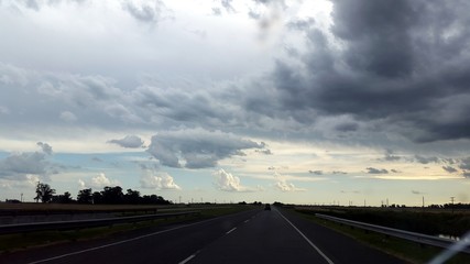 ruta con cielo nublado con cumulus