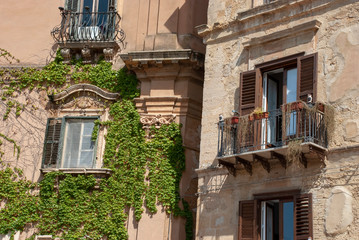 Fototapeta na wymiar Kleiner Balkon an alten italienischem Haus auf Sizilien