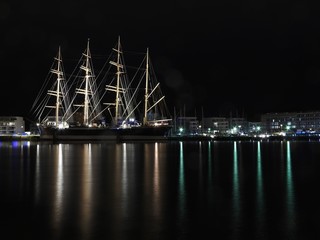 Segelschiff nachts beleuchtet im Hafen