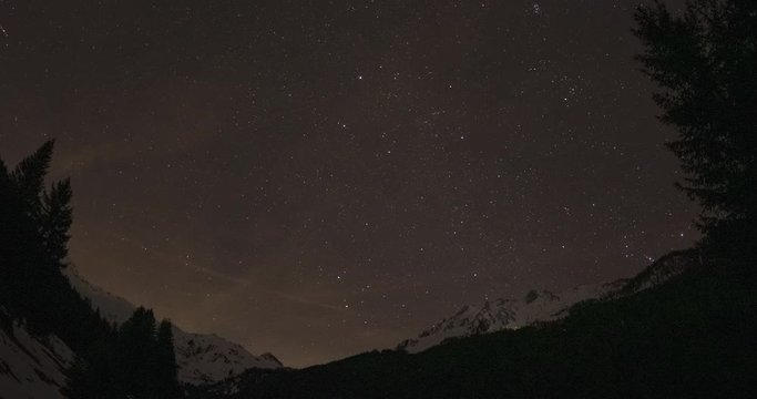 Zeitraffer eines Nachthimmels in den Bergen im Winter von Sonnenuntergang bis Sternenhimmel 