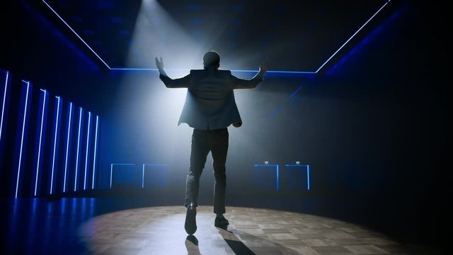 Famous Motivational Speaker Walks on Stage, Greets Public and Talks about Happiness, Self, Success, Technology and How To Be Productive. Startup Presenter Pitching Ideas. Cinematographic Slow Motion 