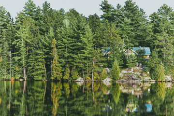 Obraz premium House in the lakeside in Jacques-Cartier National Park, Canada. Nature lifestyle concept.