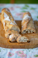 France. Deux baguettes de pain posées sur une planche en bois. Two baguettes of bread placed on a wooden board.