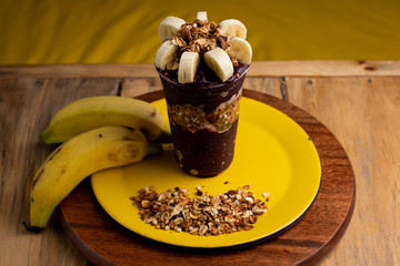 Açai com leite condensado, banana, granola, 