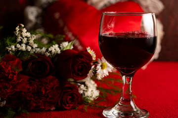 Cena romántica con flores y vino, san valentín.