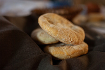 Pan de campo sobre tela oscura con rastros de harina