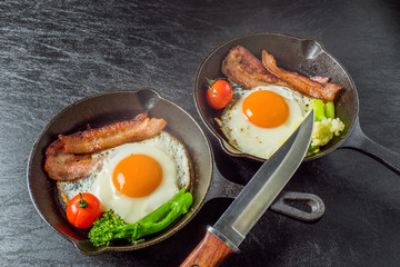 ベーコンエッグ Bacon egg with cast-iron skillet
