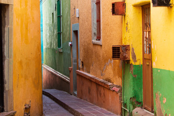 Calle de la ciudad de Guanajuato casas coloridas