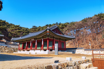 Obraz premium Jwasungdang-Namhansansung(Emergency Palace) Sansungri Namhansansungmyon Gwangju, Gyonggido, Korea