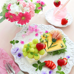 春のオープンサンドイッチ　メロンといちご　生ハムのカーネーション