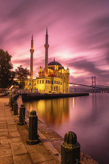 Ortakoy-Moschee und Bosporus-Brücke bei Sonnenaufgang, Istanbul, Türkei © Mazur Travel