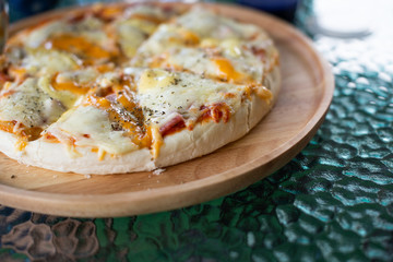 Cheese, ham and pineapple pizza