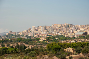 Blick auf die Stadt Agrigento auf der italienischen Insel Sizilien