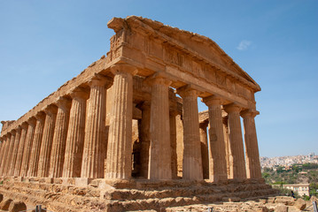 Naklejka premium Griechischer Tempel nahe Agrigento auf italienischer Insel Sizilien