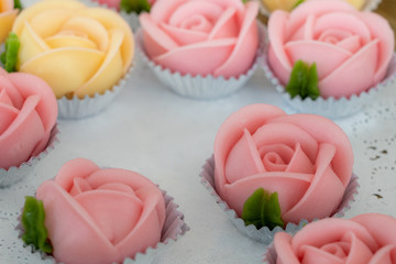 Aa-Lua candy that is made into a rose shape in a variety of colors The taste is sweet and fragrant.