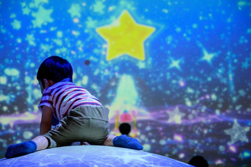 星と子供の後ろ姿