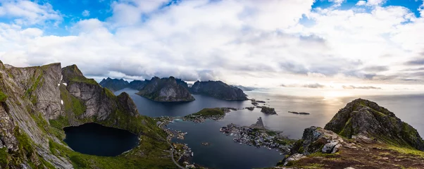 Photo sur Plexiglas Reinefjorden Reine de Reinebringen, vue sur de superbes montagnes des îles Lofoten, Norvège