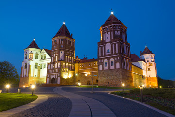 Fototapeta na wymiar Mir Castle on an April evening. Mir, Belarus