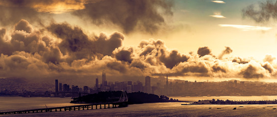 Panorama Blick auf grandiose Wolken über der skyline von San Francisco