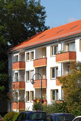 Fototapeta na wymiar Monotones modernes Wohnhaus, Mehrfamilienhaus, Bremen, Deutschland
