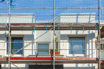Baustelle, Baugerüst, Fenster, modernes, monotones Wohngebäude, Vahr, Bremen, Deutschland, Europa