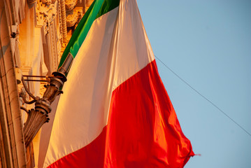 Italienische Fahne an Masten an öffentlichem Gebäude