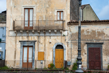 Häuser mit Heruntergekommener Fassade in Vorort von Catania, Sizilien - Italien