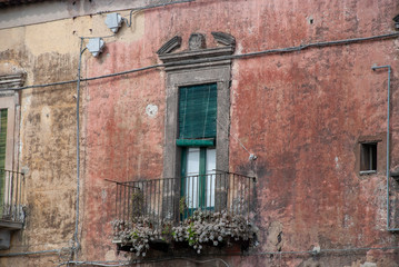 Fototapeta na wymiar Fassade eines heruntergekommenen italienischen Hauses in Catania, Sizlien