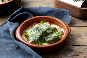 pasta  gnocchi con ricotta e spinaci  in salsa di pomodoro 