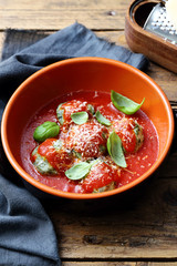 pasta  gnocchi con ricotta e spinaci  in salsa di pomodoro 