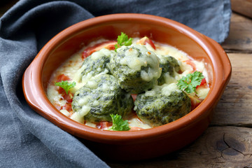 pasta  gnocchi con ricotta e spinaci  in salsa di pomodoro 
