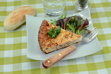 part de quiche au bacon et fromage