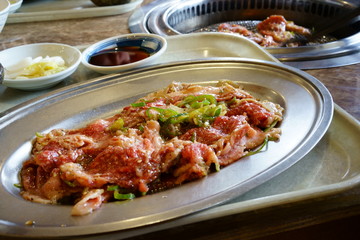 銀のトレイに入った牛肉、ブリスケ