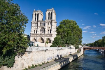 Fototapeta na wymiar Cathédrale Notre-Dame de Paris under restoration