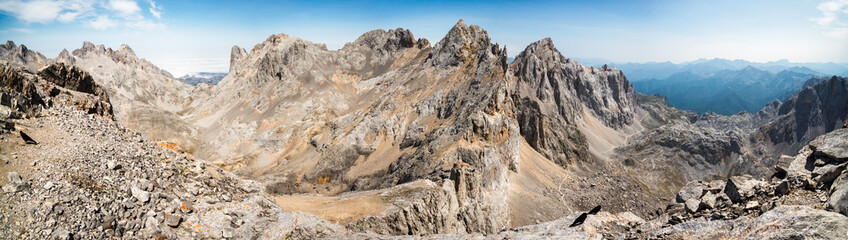 Fototapeta na wymiar Gipfelpanorama von der Torre de los Horcados Rojos in den Picos de Europa