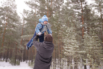 Fototapeta na wymiar father and child in winter park